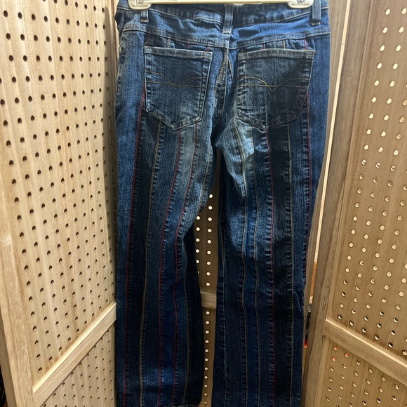 No Boundaries Stretch denim in a dark wash with threading lines going down them - Picture 4 of 6